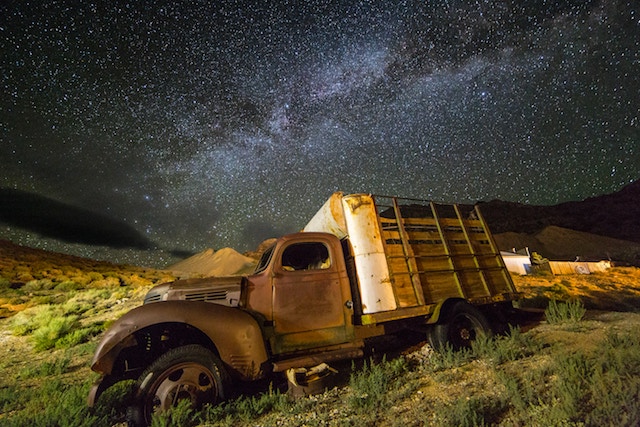 old-truck-under-a-night-sky-filled-with-stars