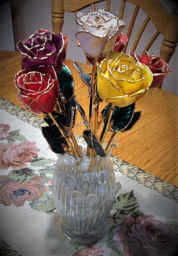 six-gold-tipped-roses-in-a-vase-on-a-table